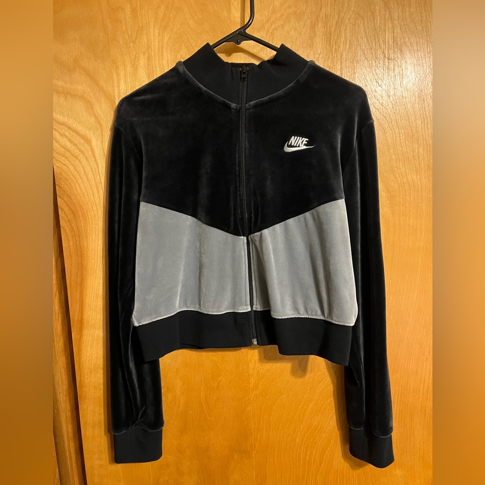 Nike Heritage Women's Black and Gray Cropped Velour Jacket Size Medium